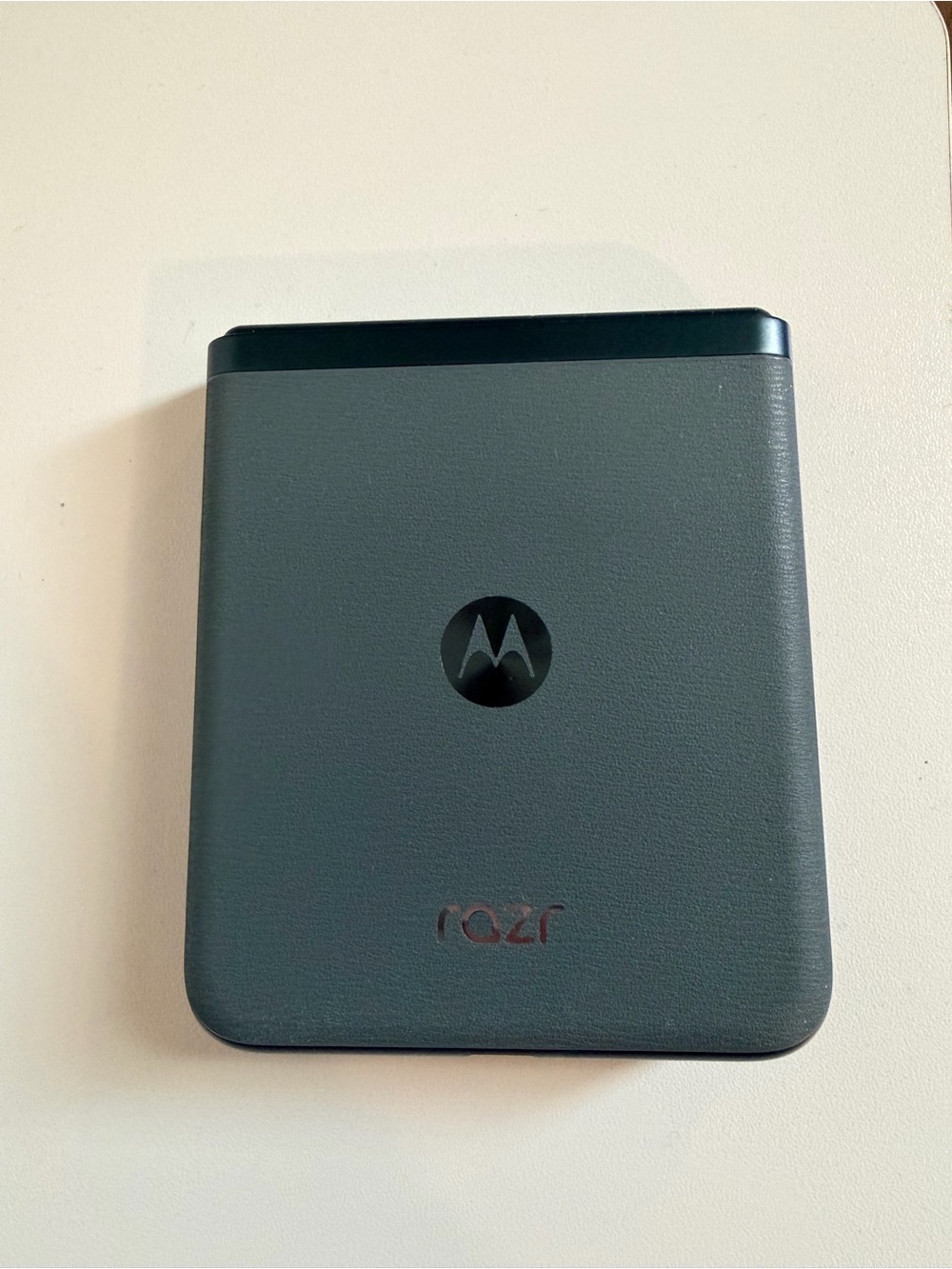 2023 Motorola Razr Foldable Phone - Green Unlocked